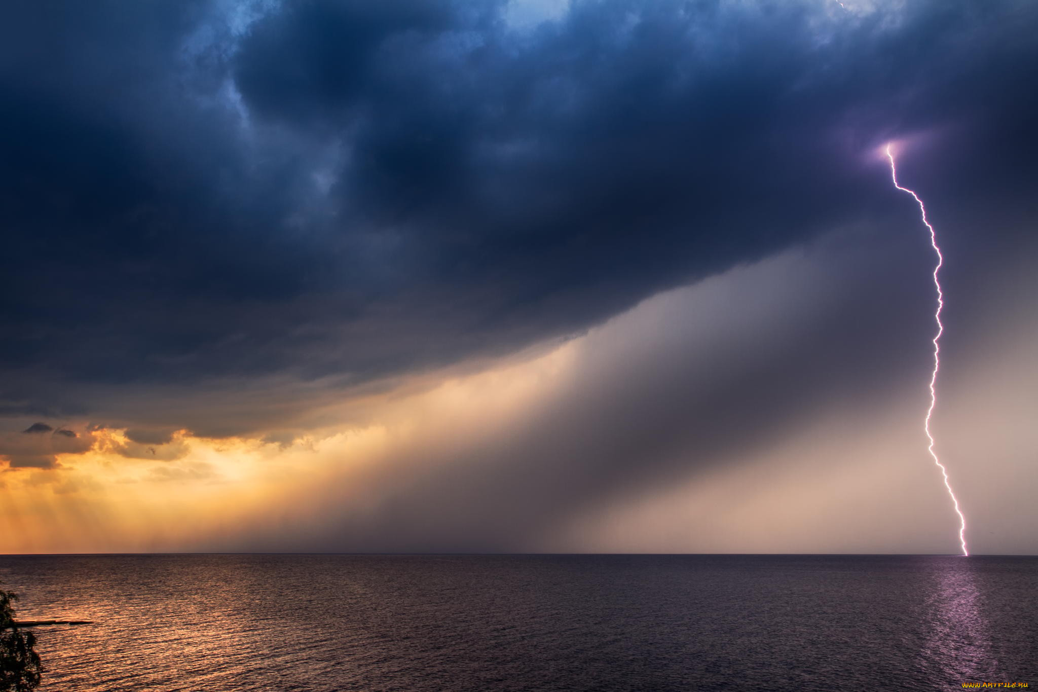 Далекий шторм. Маяк Маракайбо или молнии Кататумбо. Гроза. Гроза над морем. Морская буря.